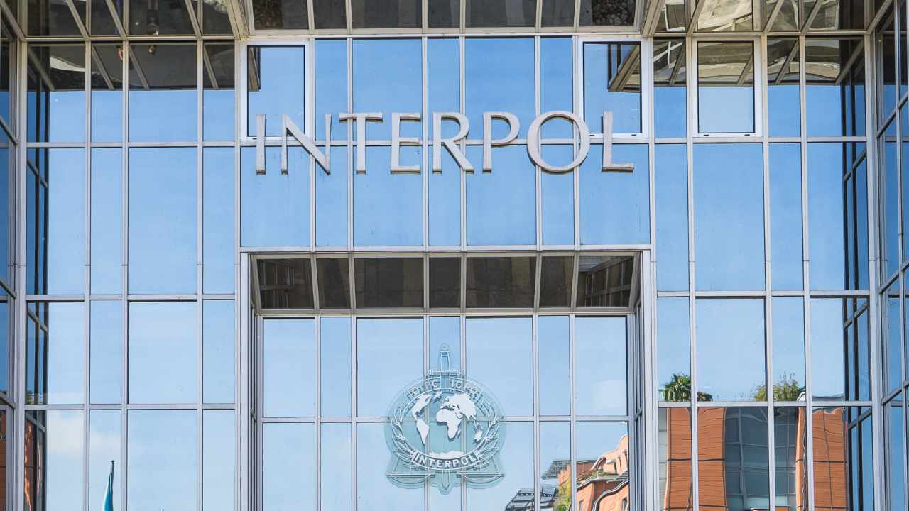 Interpol desmantela redes de fraude: 6.745 cuentas bancarias congeladas, 2 millones de dólares en criptomonedas incautadas, 3.950 personas arrestadas