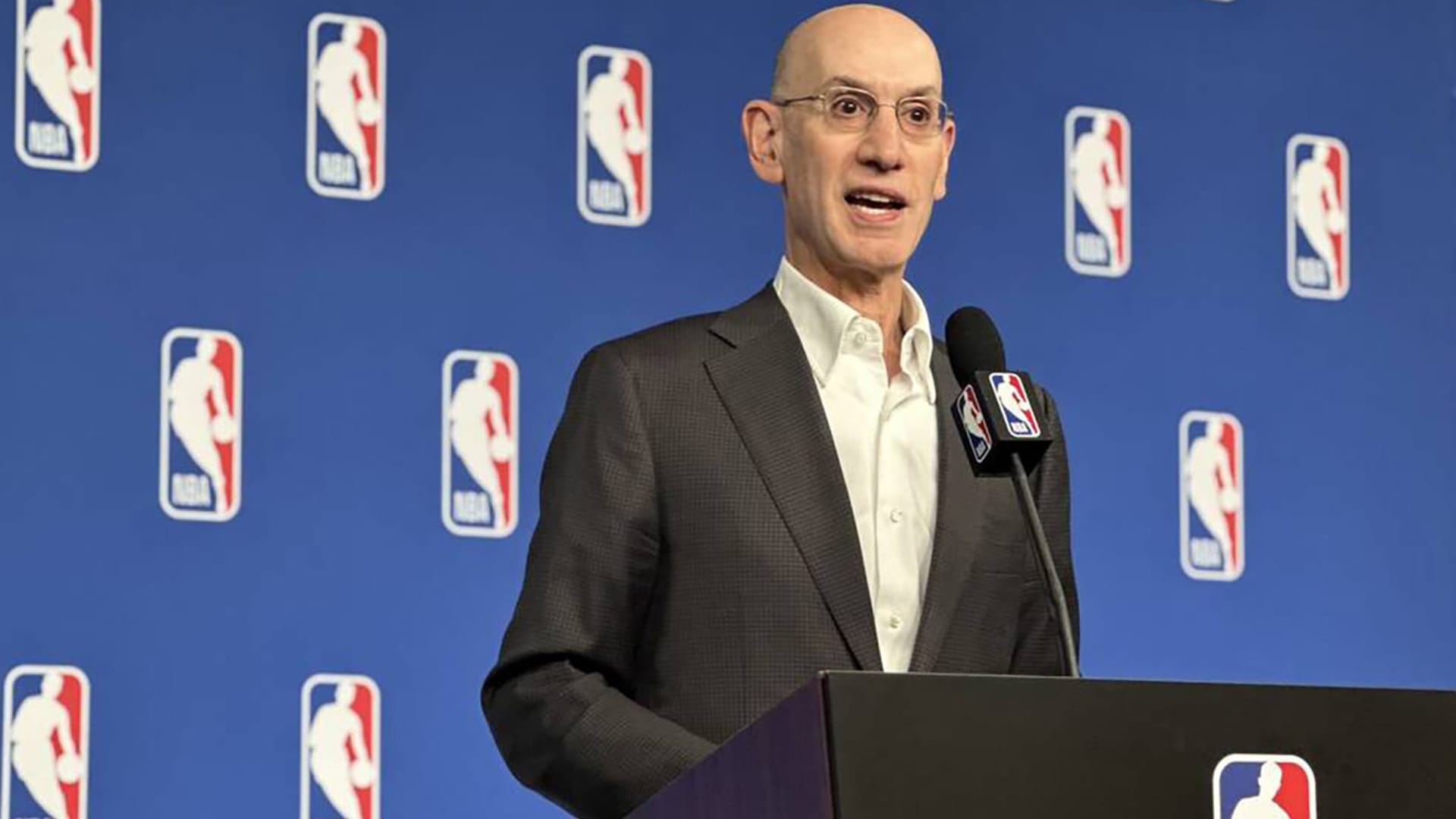 Warner Bros.  Discovery demanda a la NBA por los derechos de transmisión de Amazon