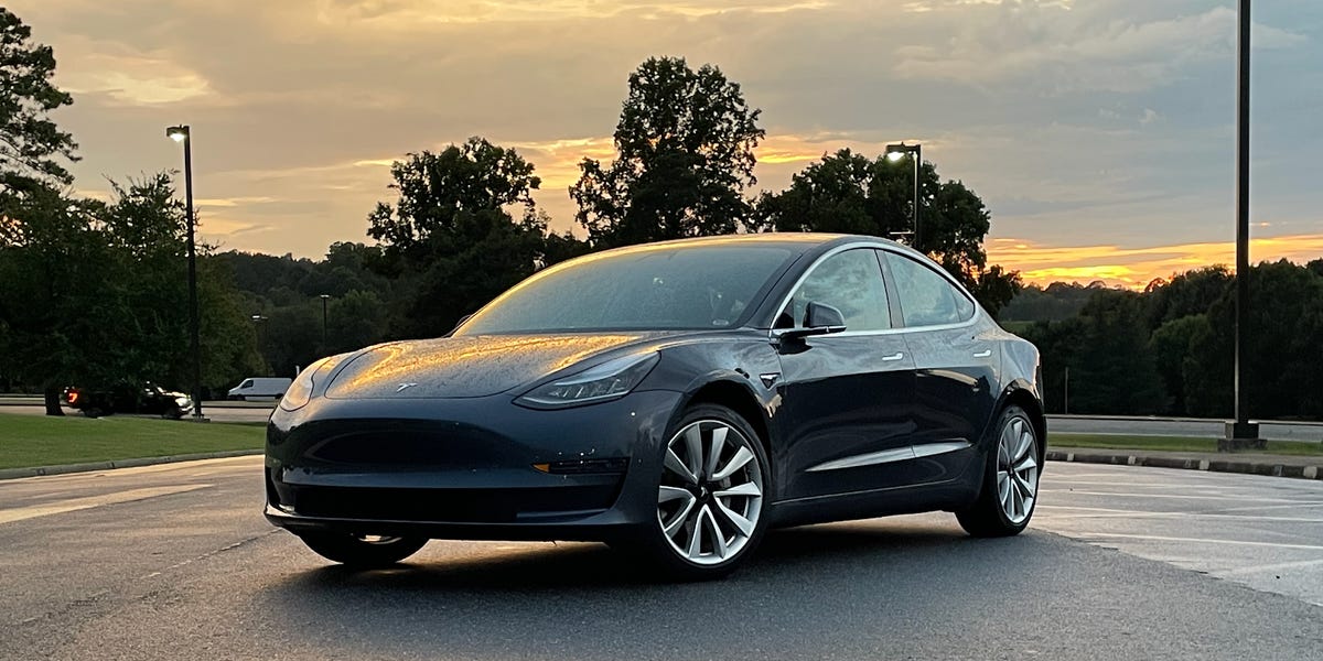 Los coches Tesla están empezando a parecer bastante básicos.  Es un problema.