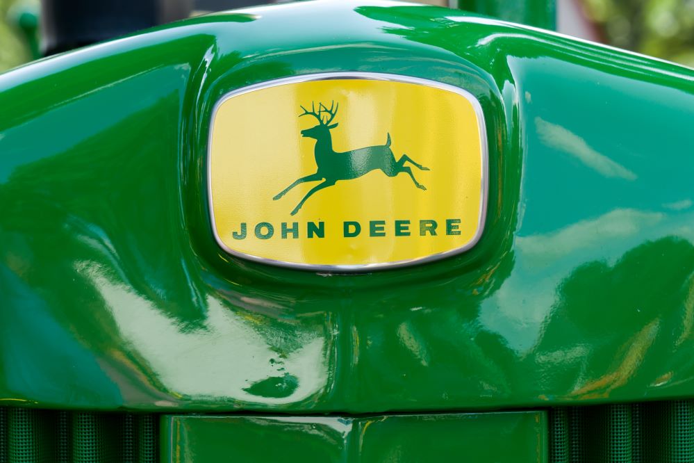 John Deere rechaza el apoyo a la “conciencia social o cultural externa” y las “cuotas de diversidad”