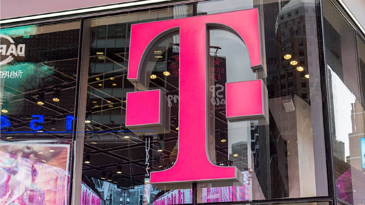 Al negarse a liberar a T-Mobile, los clientes presentaron una demanda colectiva en su contra.