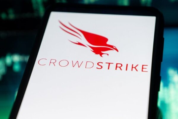 El director ejecutivo de CrowdStrike acaba de responder a la interrupción masiva que dejó fuera de servicio las computadoras de aerolíneas y hospitales.  Se le escapa el punto más importante