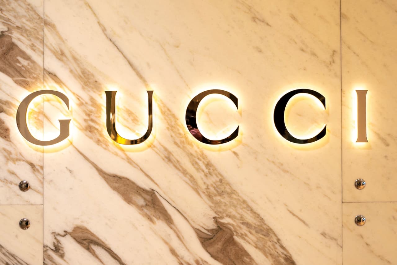 Las acciones de Kering caen aún más mientras el propietario de Gucci registra una caída del 20% en las ventas