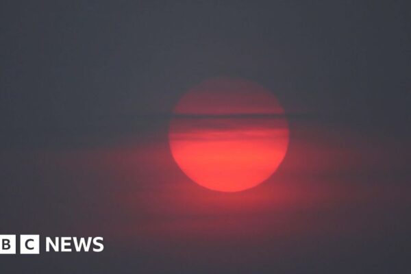 Pronóstico de una rara súper luna azul con cielos rojos brillantes al atardecer en el Reino Unido