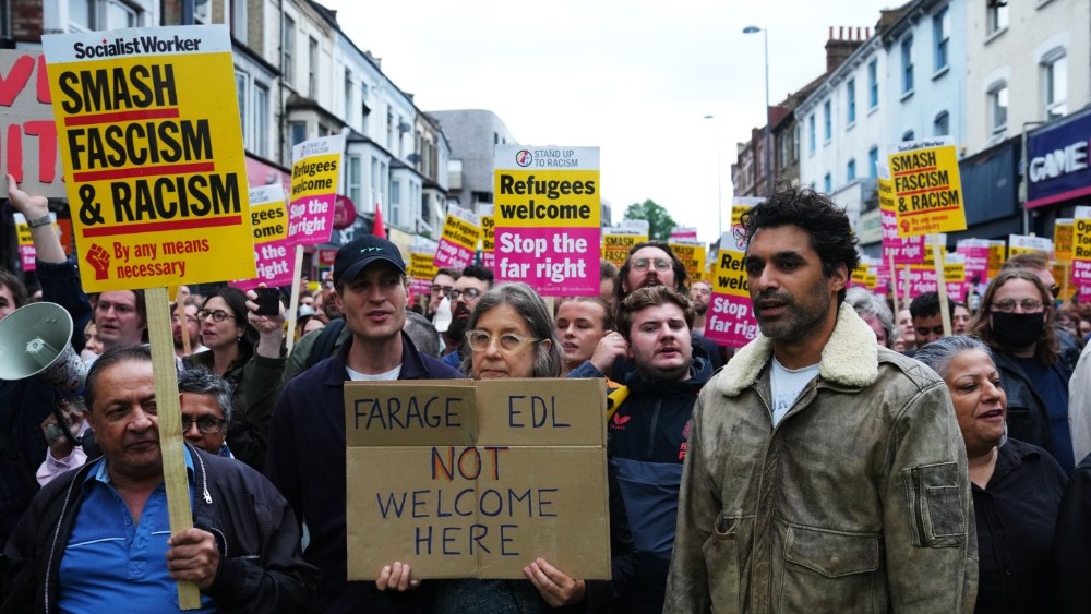 Aumentan las protestas contra el racismo en Inglaterra a medida que disminuyen las tensiones