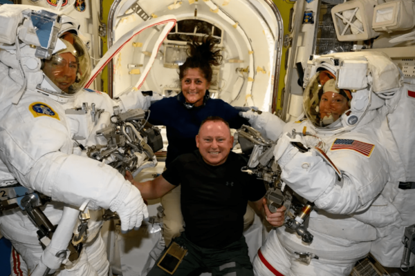 Los astronautas de Starliner riegan plantas y reparan bombas de orina en la ISS