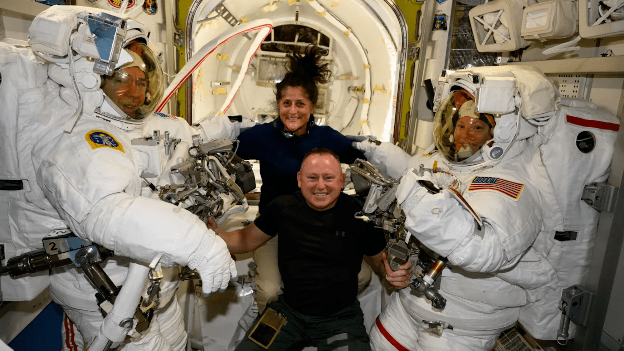 Los astronautas de Starliner riegan plantas y reparan bombas de orina en la ISS