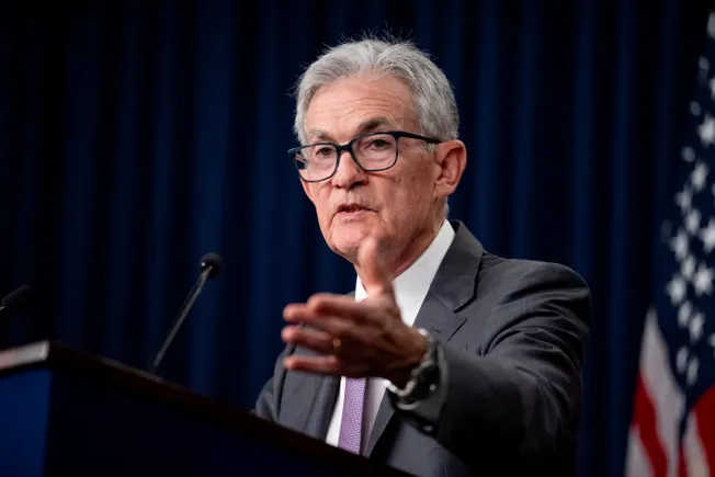 El jefe de la Fed, Powell, dice que "ahora es el momento" de recortar las tasas