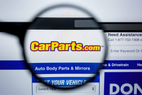 Las ganancias de CarParts.com caen en el segundo trimestre mientras el CEO analiza la transición