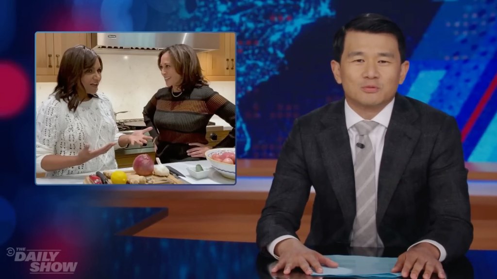 Ronny Chieng del Daily Show acusa a Donald Trump de arrastrar a Mindy Kaling al drama sobre la identidad racial de Kamala Harris