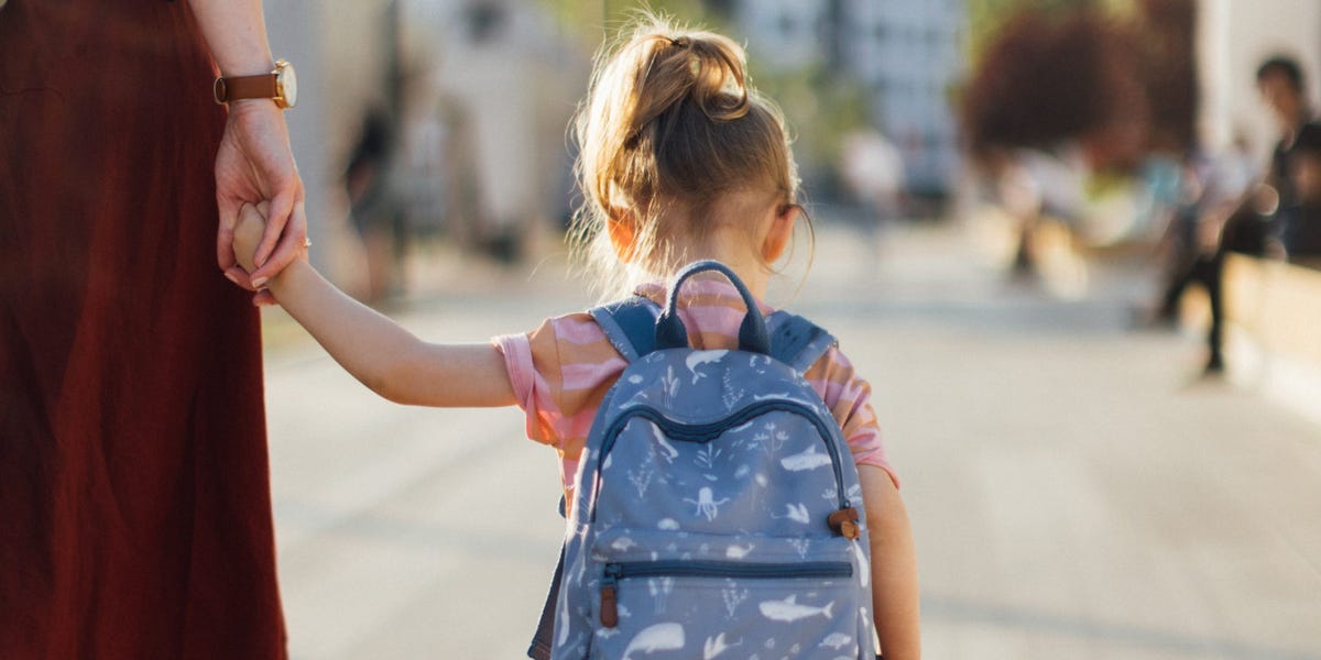 Madre saca a su hijo de la escuela después de ser informada sobre simulacros de tiradores activos