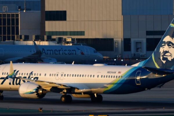 4 miembros de la tripulación de Alaska Airlines trasladados al hospital por un 'olor no identificable'