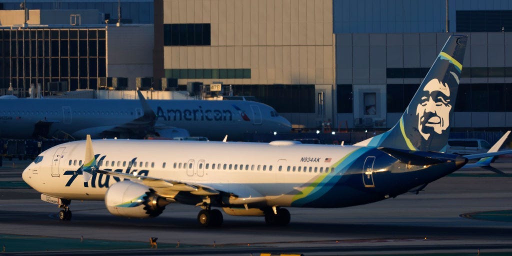 4 miembros de la tripulación de Alaska Airlines trasladados al hospital por un 'olor no identificable'