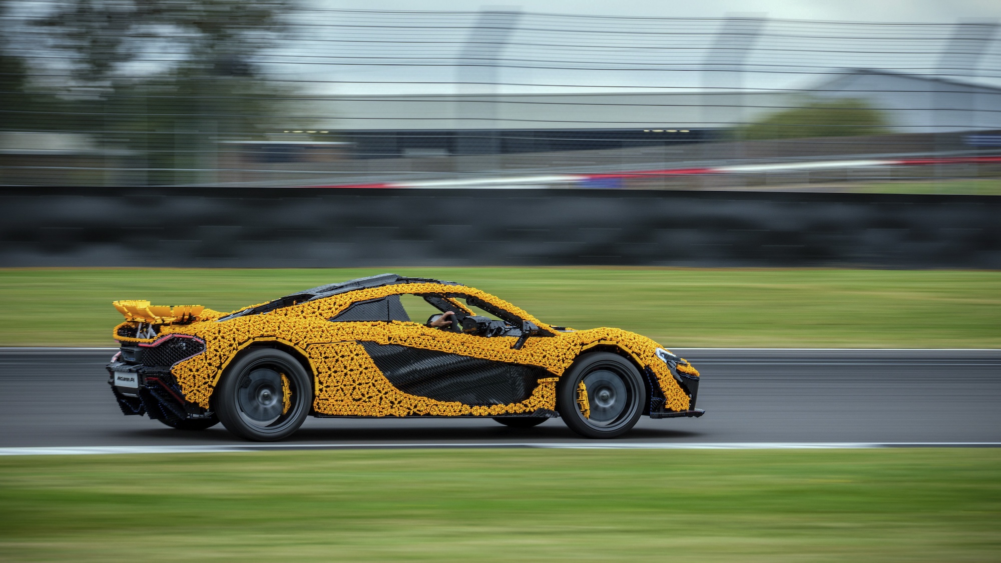 LEGO ha construido un modelo a tamaño real de un McLaren P1 conducible