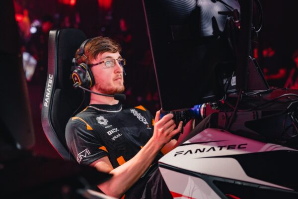 Lucas Blakeley, piloto de McLaren Shadow, Campeonato Mundial de Simulación de F1 2023/24