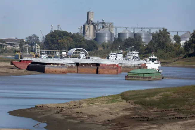 Los bajos niveles de agua en el río Mississippi interrumpen el transporte en barcazas por tercer año consecutivo