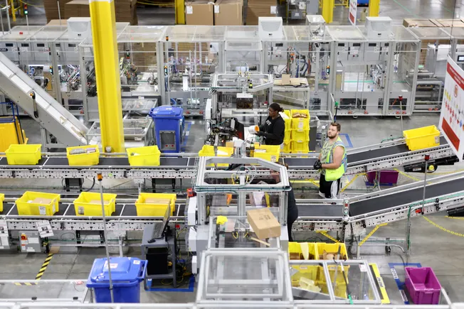 Amazon aumenta el salario por hora en 1,50 dólares y ofrece membresía Prime gratuita a miles de trabajadores