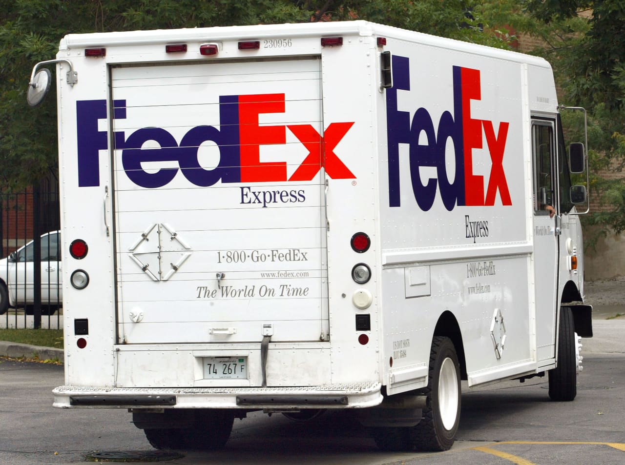 El pronóstico de FedEx para todo el año se redujo a medida que los clientes buscan ahorrar en las entregas