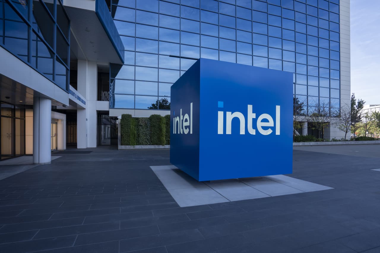 Nuevo informe ofrece más detalles sobre los posibles planes de Intel para recortar costes y vender unidades