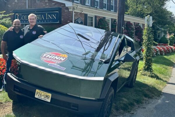 Cybertruck se convierte en un horno de pizza móvil, los propietarios quieren cocinar para Elon Musk