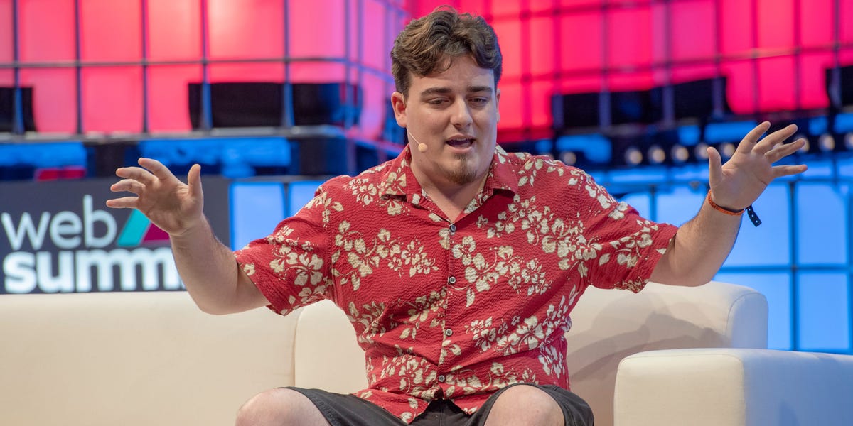 Anduril de Palmer Luckey presenta un dron de ataque con IA del tamaño de una mochila