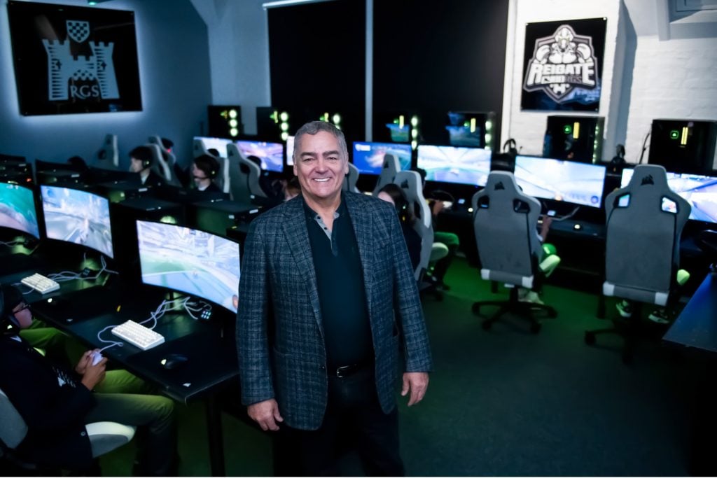 Andy Paul de pie en el nuevo Corsair Esports Hub