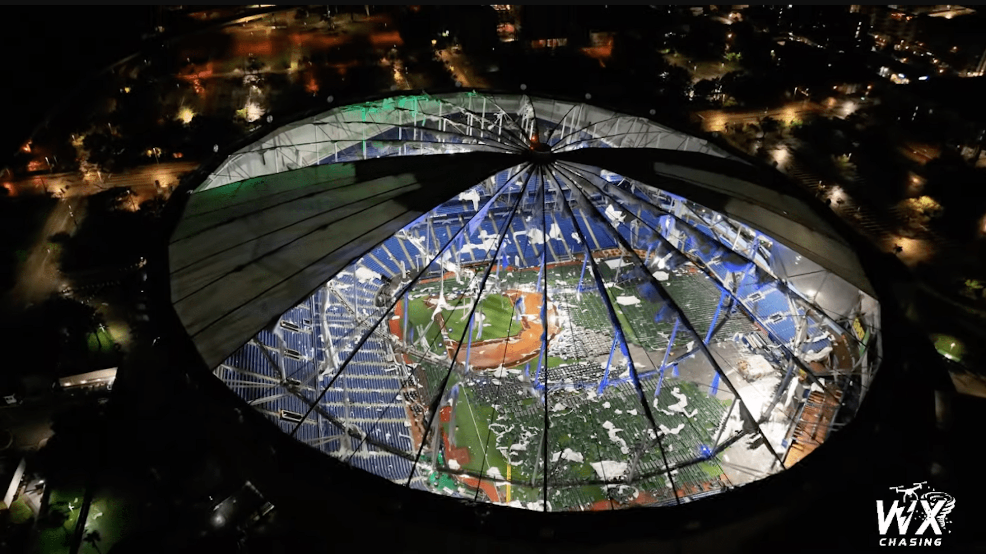 Imágenes de drones muestran que el huracán Milton destrozó el techo del Tropicana Field