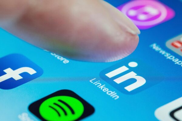 LinkedIn multada con 335 millones de dólares por violaciones a la privacidad de datos