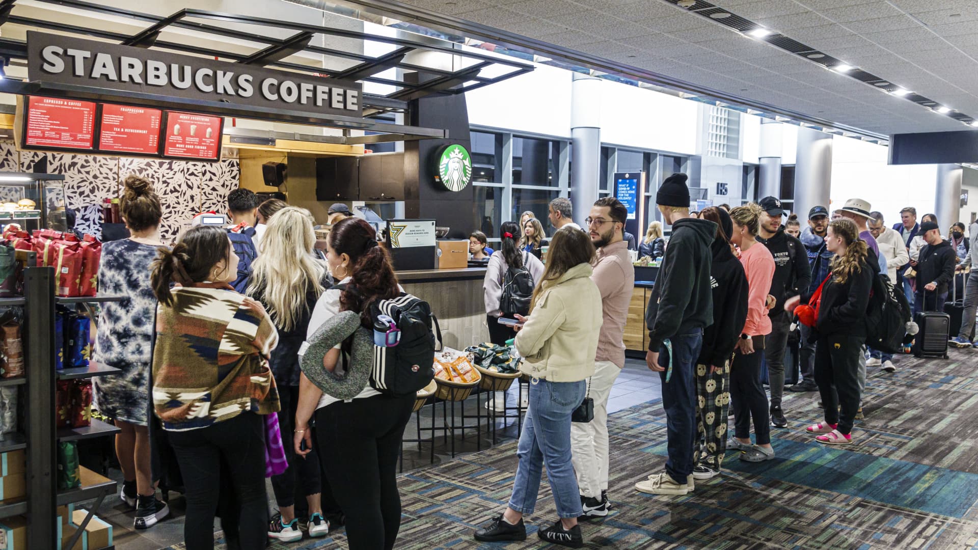 ¿Puede Starbucks solucionar las largas colas en las cafeterías de sus aeropuertos?