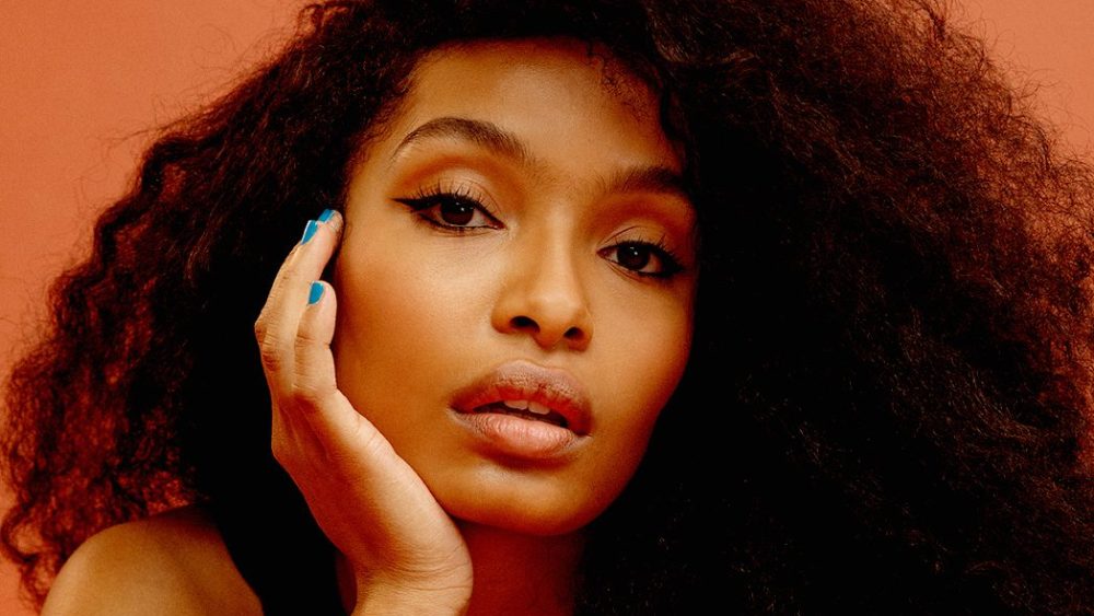 Yara Shahidi firma con buena gestión objetiva