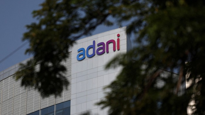 Las acciones de las empresas Gautam Adani se recuperan ligeramente tras una fuerte liquidación