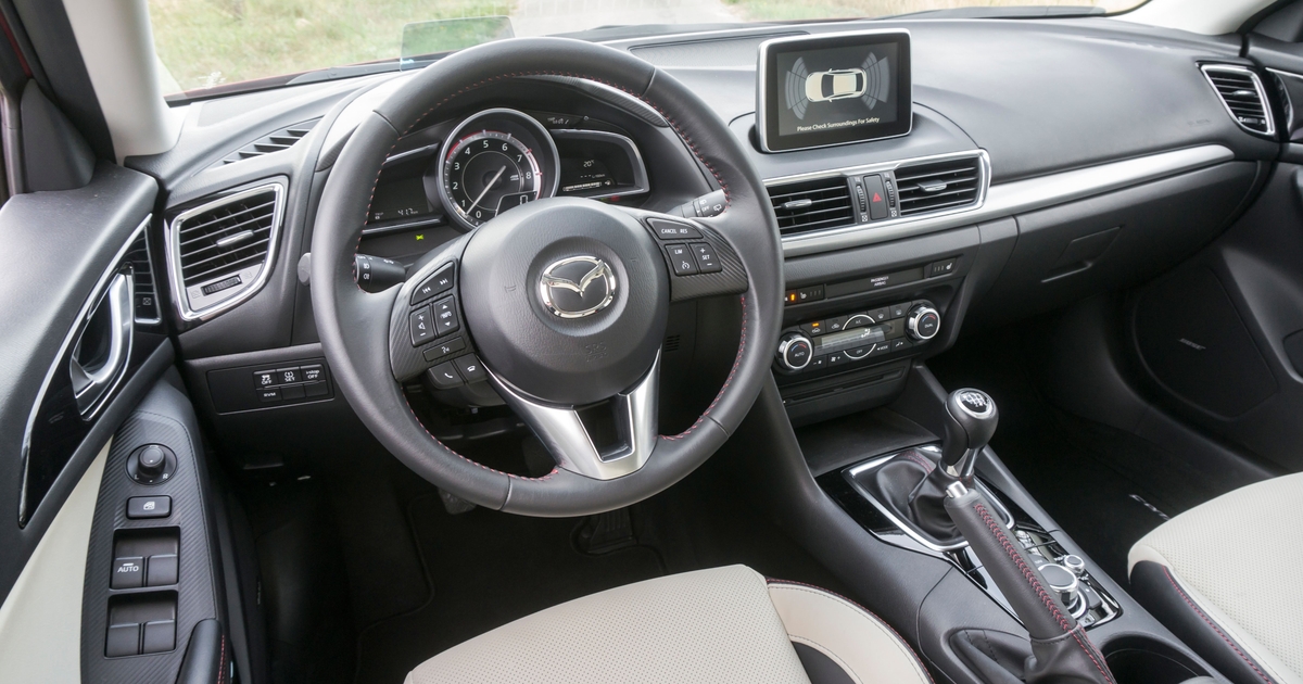 6 errores de infoentretenimiento permiten piratear Mazda con unidades USB