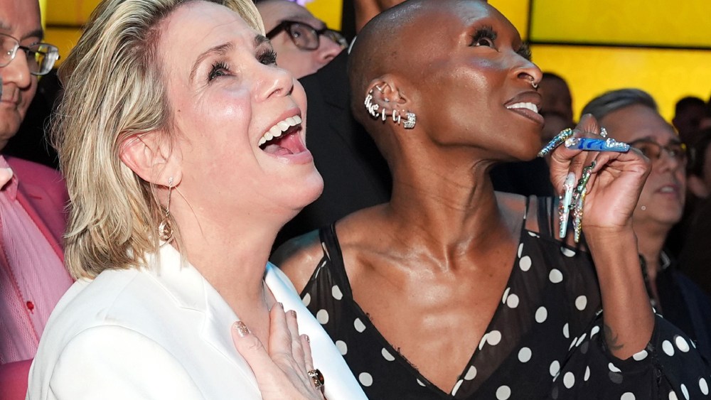 Cynthia Erivo y la reportera de “Holding Space” Tracy E. Gilchrist se reúnen