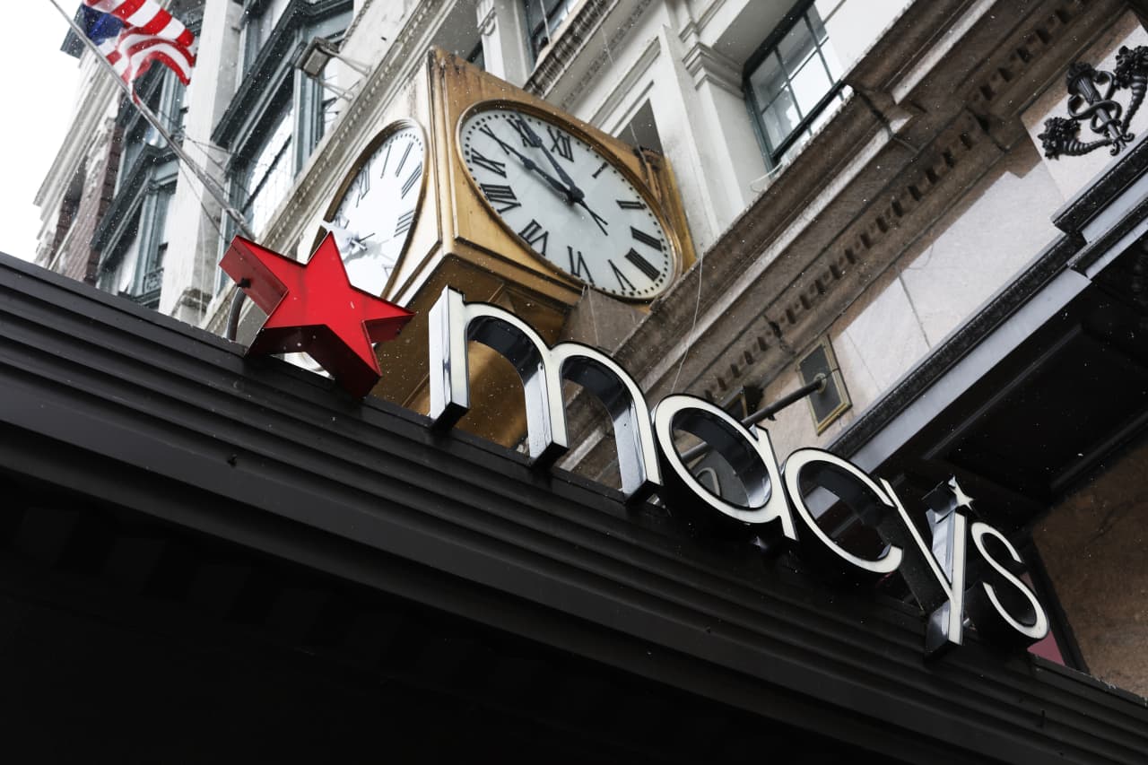 Las acciones de Macy's caen a medida que las perspectivas de ganancias disminuyen debido a imprecisiones en los gastos de entrega