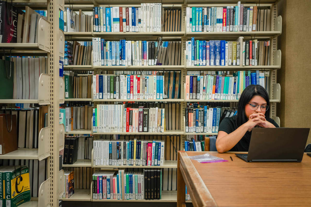 Los prestatarios de préstamos para estudiantes deberán prepararse para el cambio en 2025. A continuación se presentan cinco de los cambios más importantes.