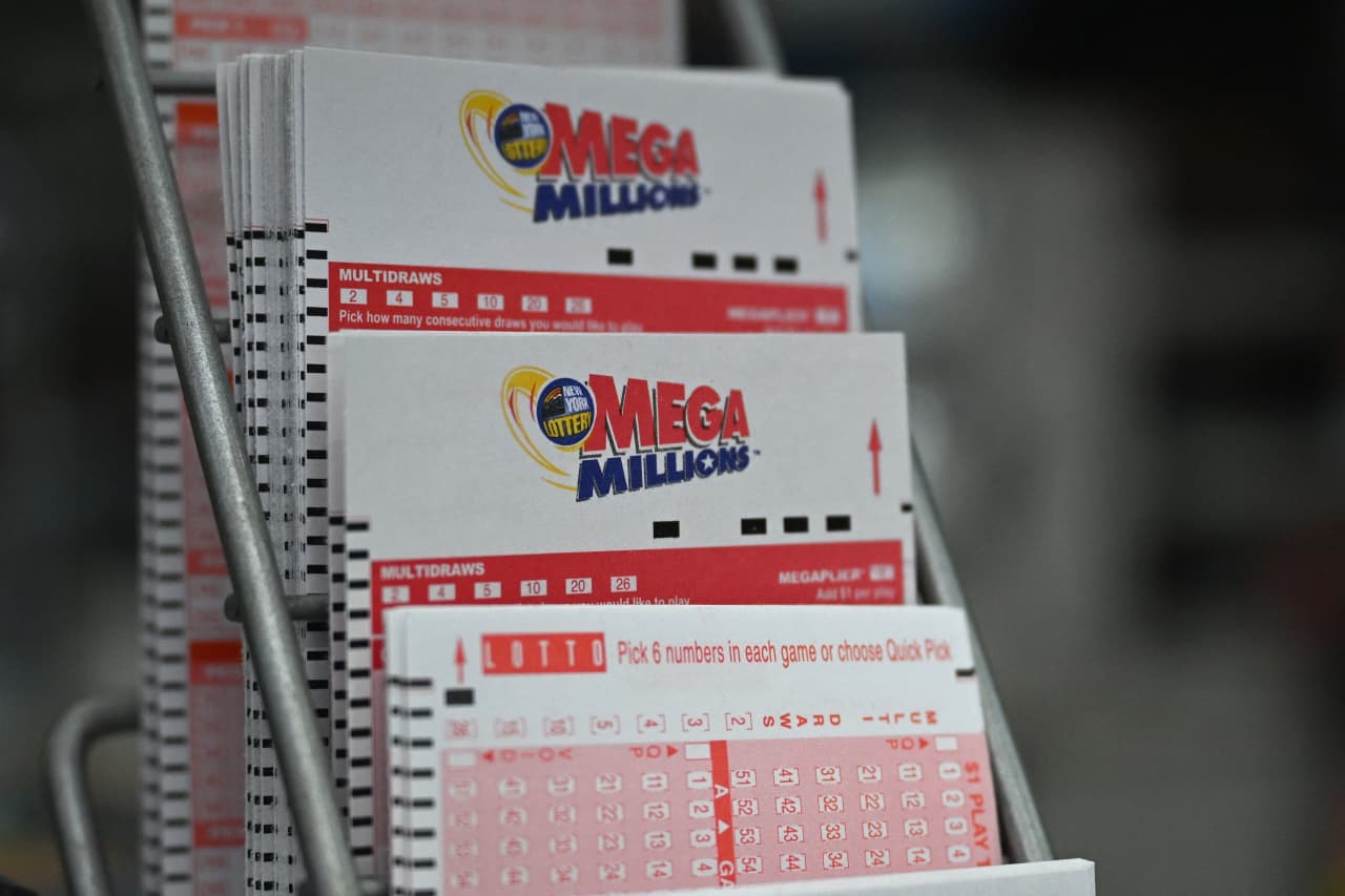 El premio mayor de Mega Millions ahora asciende a mil millones de dólares, pero esa no es la única razón por la que las ventas de lotería podrían aumentar durante las vacaciones.