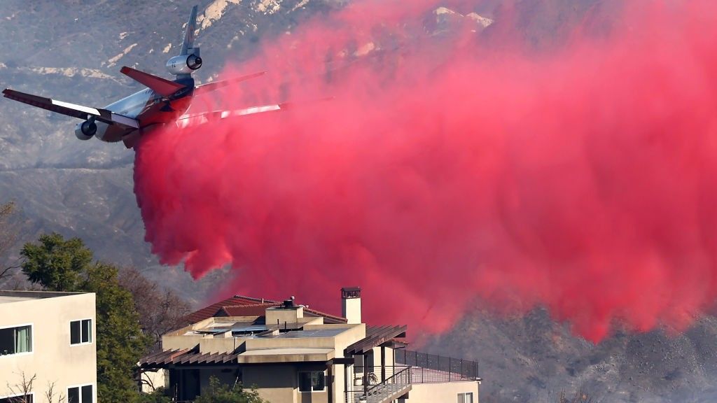 ¿Qué hay en el retardante de fuego rosa que cae sobre Los Ángeles? ¿Es peligroso?