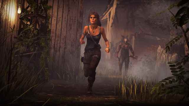 Una imagen de Lara Croft huyendo del Trampero en Dead by Daylight.