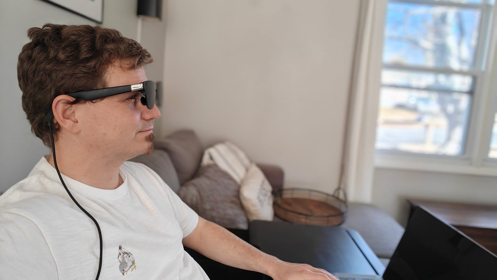 Tener un par de xreal por vaso mientras trabaja en una computadora portátil