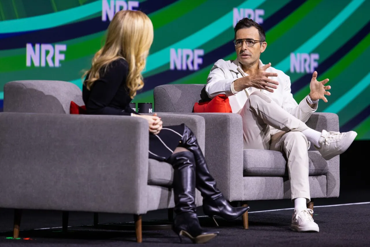 Calvin McDonald, CEO de Lululemon, habló con Sara Eisen de CNBC en el Big Show de NRF en enero y se disparó de pies a cabeza en el equipo de Lululemon.