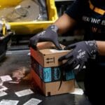 Alguien con un paquete de Amazon