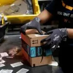 Alguien con un paquete de Amazon