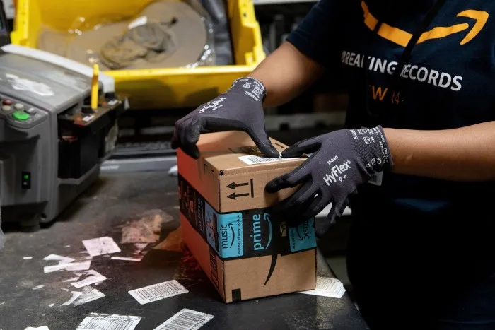 Alguien con un paquete de Amazon