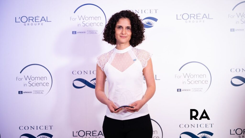 L’Oréal y UNESCO refuerzan la equidad científica premiando a mujeres en Argentina con el programa “Por las Mujeres en la Ciencia”.