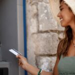 El auge de pagos digitales expone los riesgos de usar tarjetas físicas al viajar y muestra alternativas más seguras y tecnológicas.