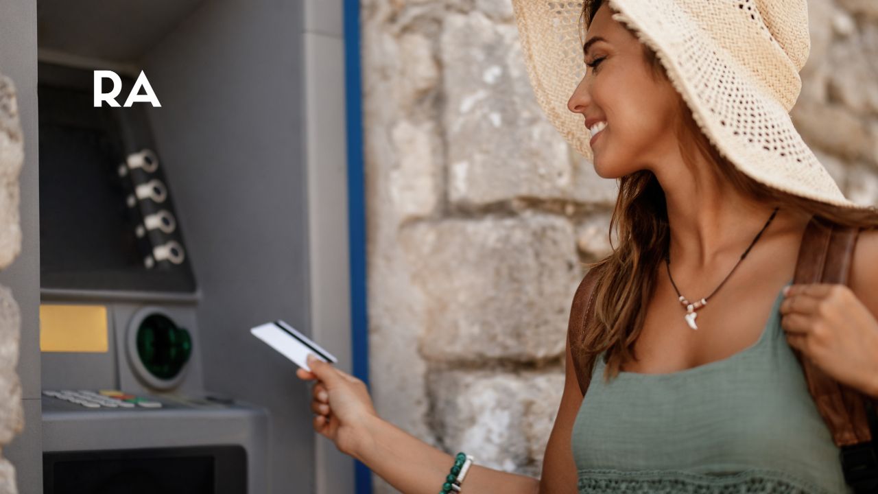 El auge de pagos digitales expone los riesgos de usar tarjetas físicas al viajar y muestra alternativas más seguras y tecnológicas.